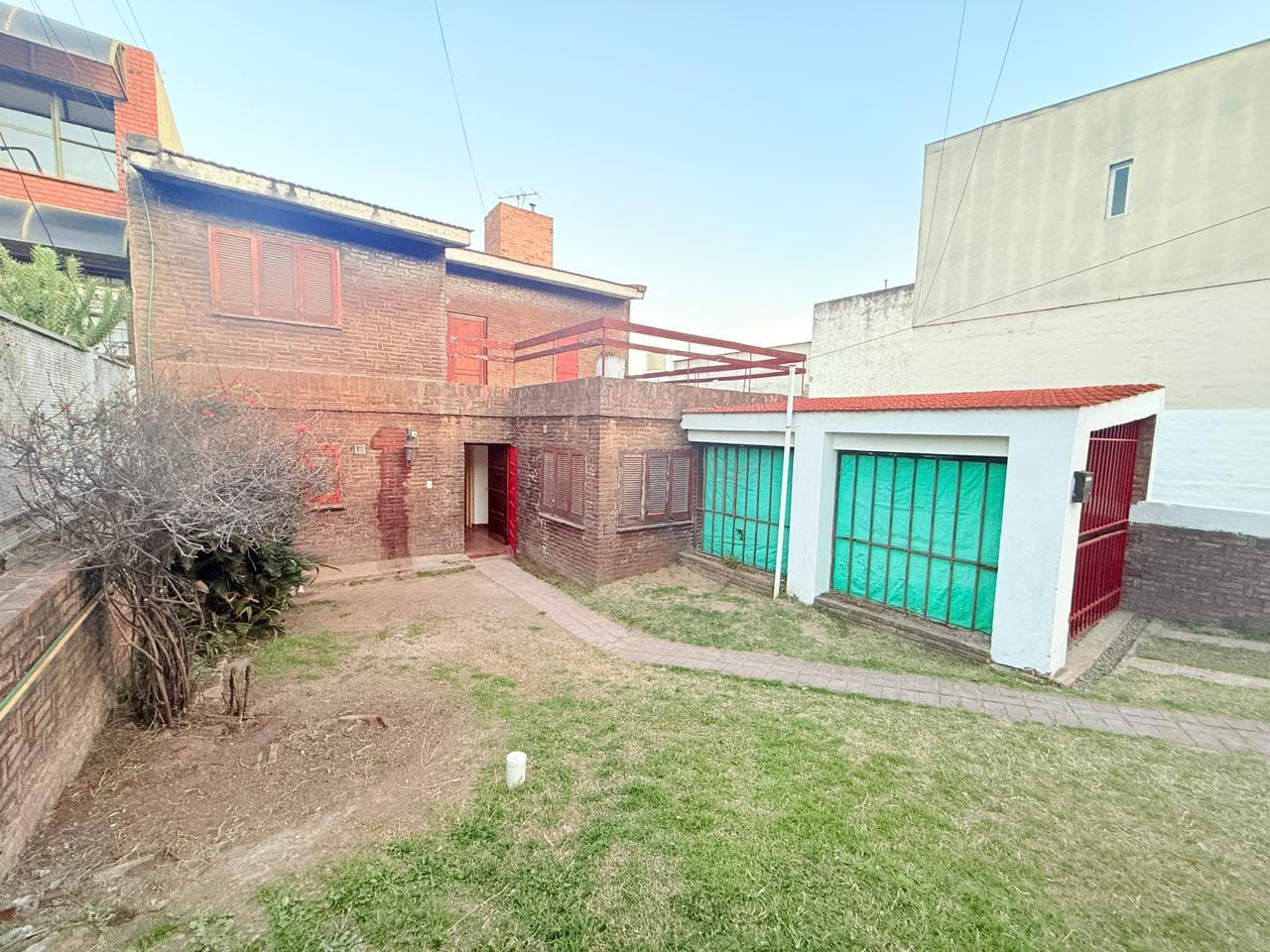 Casa en Alquiler - Sobre Av. Sagrada Familia 1